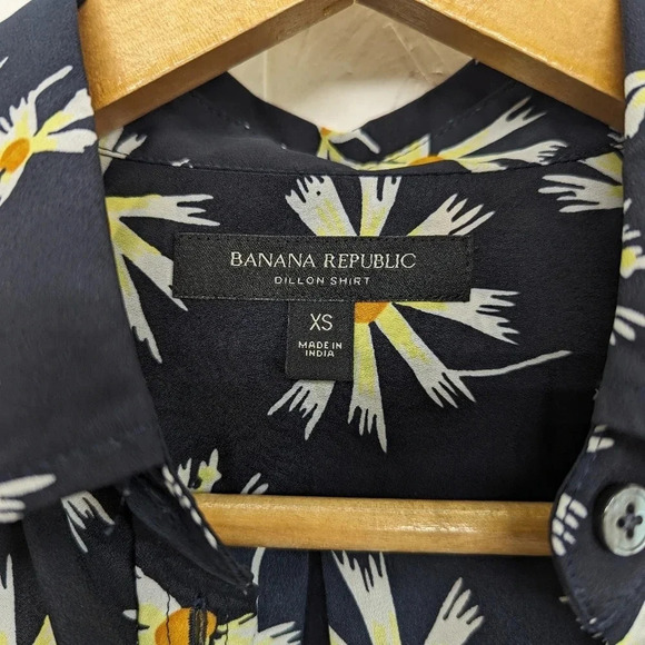 Daisy button up blouse, Navy blue Banana Republic, women's size extra small C3 - Picture 4 of 11